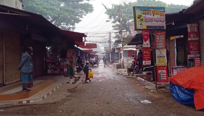 হিলিতে গুঁড়ি গুঁড়ি বৃষ্টি, বাড়ছে শীত