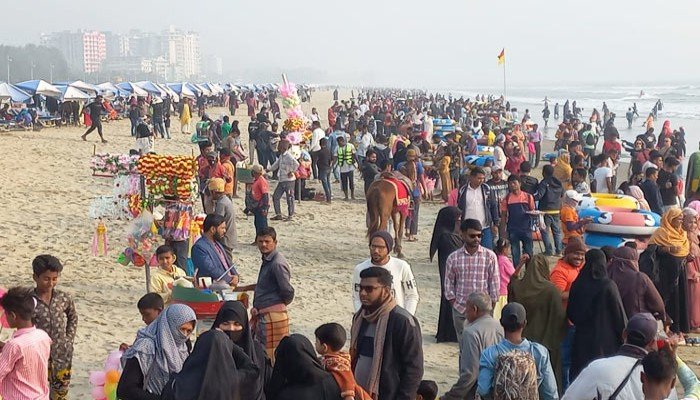 নতুন বছরকে স্বাগত জানাতে কক্সবাজার সৈকতে লাখো পর্যটক