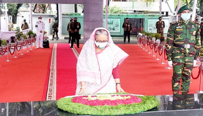 বঙ্গবন্ধুর প্রতিকৃতিতে প্রধানমন্ত্রীর শ্রদ্ধা নিবেদন