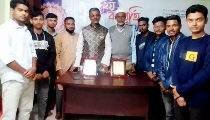 ‘নবপ্রত্যয় জাগ্রত বাংলাদেশ’ সম্মাননা পেলেন মানিক-ছালেহ