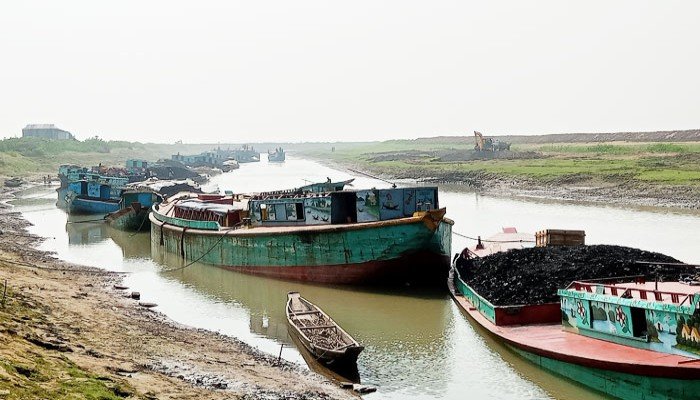 পাটলাই নদীতে আটকা পড়েছে ২ শতাধিক বাল্কহেড