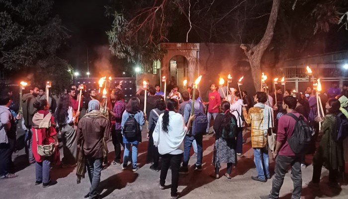 জাবিতে গণরুম বাতিলের দাবিতে মশাল মিছিল