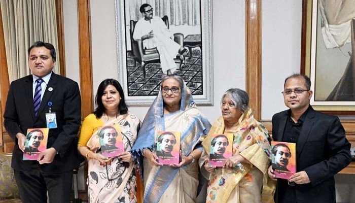 ‘বঙ্গবন্ধু ভালোবাসার অপর নাম’ বইয়ের মোড়ক উন্মোচন করলেন প্রধানমন্ত্রী