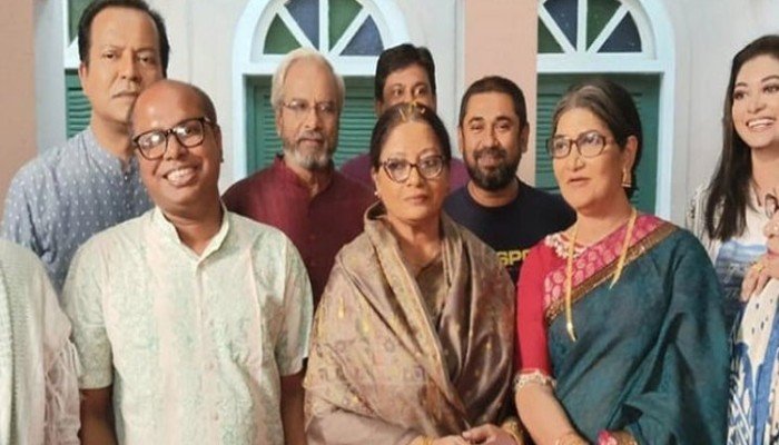 শুটিং সেটে ডলি জহুরের অর্জন উদযাপন