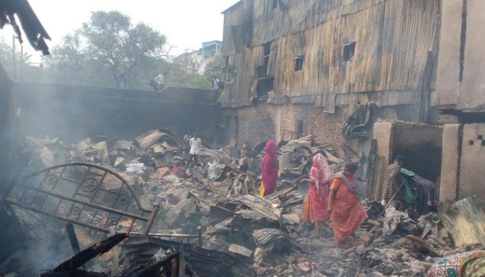 দুই কারণে তেজগাঁও বস্তিতে আগুন ছড়িয়ে পড়ে