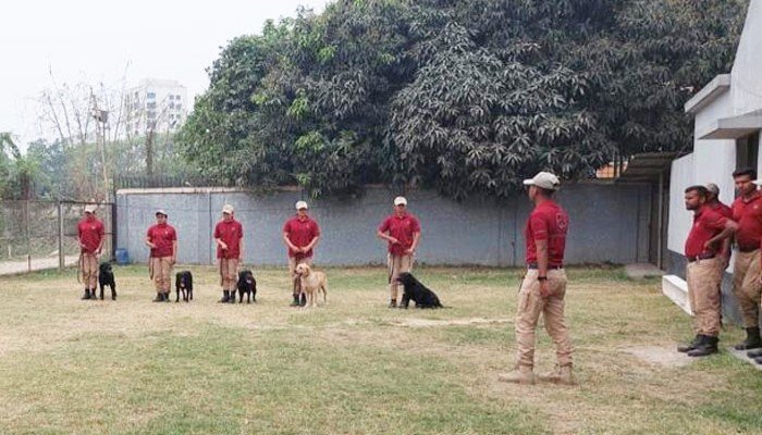 প্রথম ডগ স্কোয়াড পরিচালনায় ৭ নারী পুলিশ সদস্য