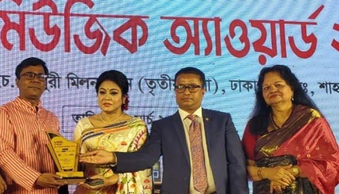 সেরা মিউজিক শো’র পুরস্কার পেলো ‘বেনুকা’