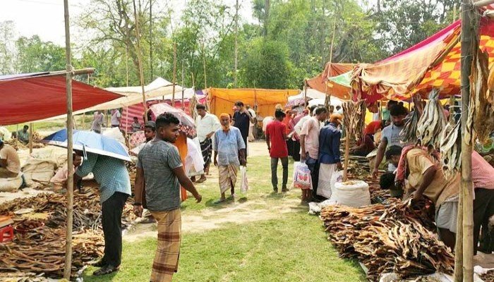 শুঁটকি মেলায় বন্ধ হলো শত বছরের বিনিময় প্রথা