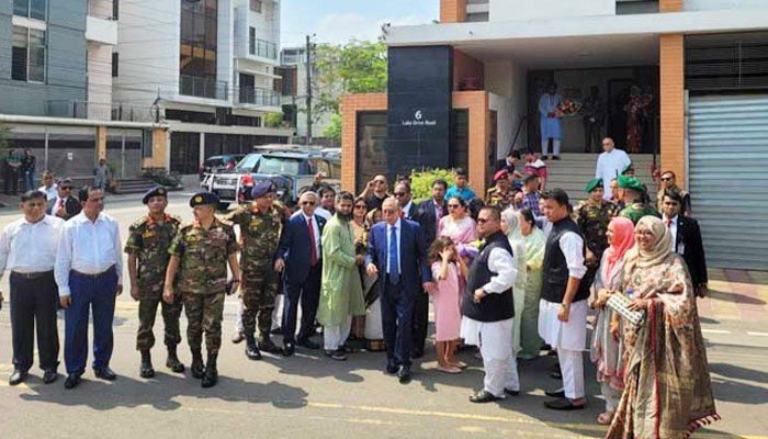 বঙ্গভবন থেকে আনুষ্ঠানিক বিদায়, নতুন ঠিকানায় আবদুল হামিদ