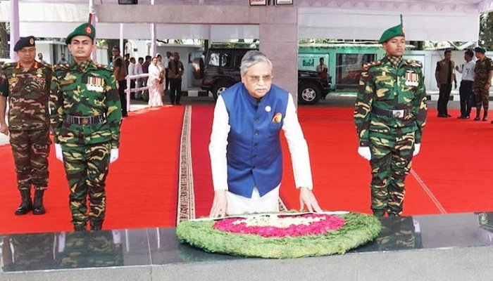 বঙ্গবন্ধুর প্রতিকৃতিতে শ্রদ্ধা নিবেদন রাষ্ট্রপতির