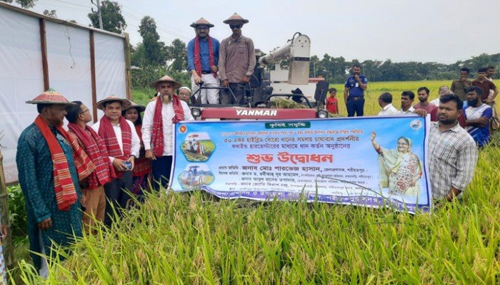 শরীয়তপুরে হারভেস্টার মেশিনে ধান কাটা-মাড়াই শুরু