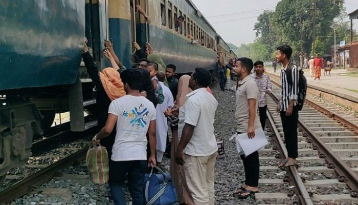 মাস্টারশূন্য হিলি রেলস্টেশন, দুর্ভোগে যাত্রীরা