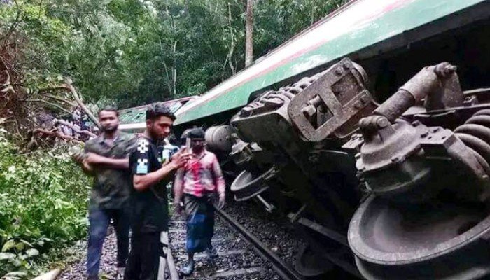 বগি লাইনচ্যুত, সিলেটের সঙ্গে রেল যোগাযোগ বন্ধ