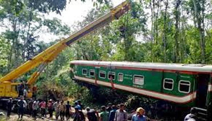 ১৫ ঘণ্টা পর রেল চালু, চলছে তদন্ত