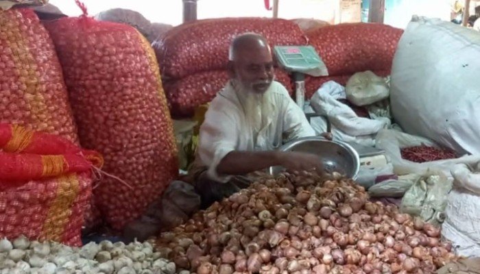 হিলিতে ঝাঁজ বাড়লো পেঁয়াজের, কেজিতে  ১০ টাকা