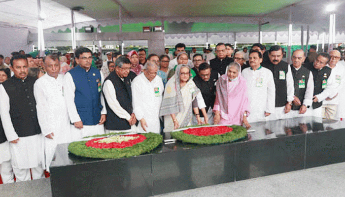 ৬ দফা দিবসে বঙ্গবন্ধুর প্রতিকৃতিতে প্রধানমন্ত্রীর শ্রদ্ধা