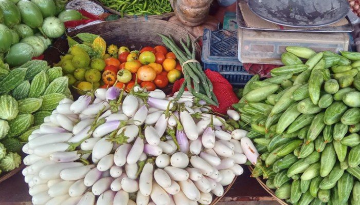 হিলিতে দাম কমলো সবজির