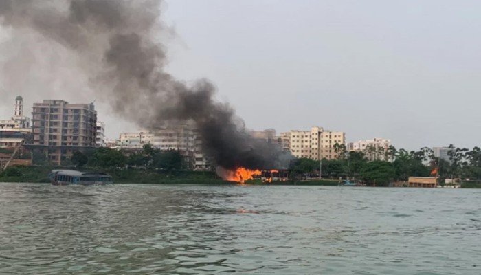 হাতিরঝিলের ঝিল কুটুম ক্যাফেতে আগুন