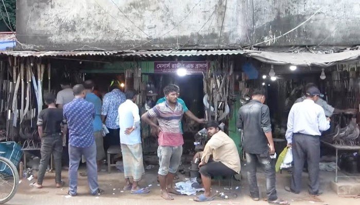 কাল ঈদ: দম ফেলার সময় নেই কক্সবাজারের কামারদের