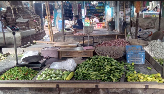 হিলির কাঁচাবাজারে সবজি আছে, ক্রেতা নেই