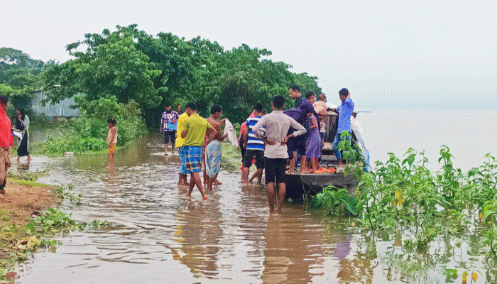 সুনামগঞ্জের নিম্নাঞ্চল প্লাবিত, যোগাযোগের মাধ্যম নৌকা