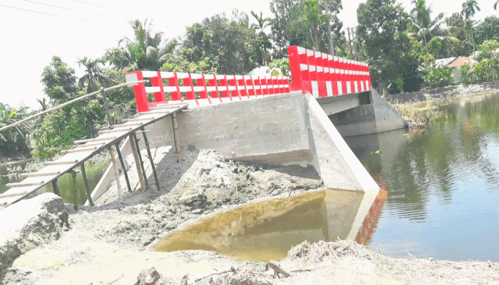 কোটি টাকার সেতুতে উঠতে মই যখন ভরসা