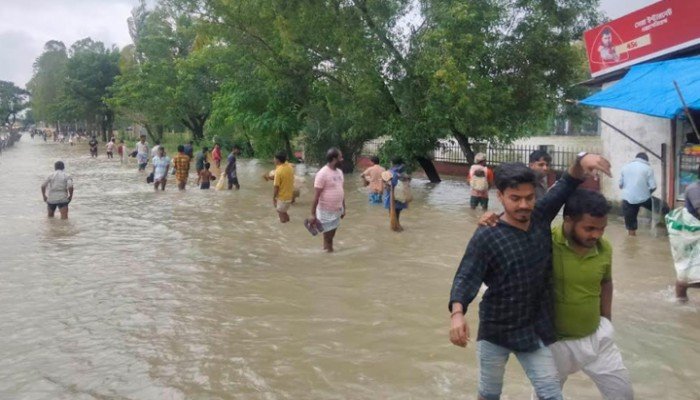 কক্সবাজারে খাদ্য-বিশুদ্ধ পানির সংকট, সড়ক যোগাযোগ বিচ্ছিন্ন