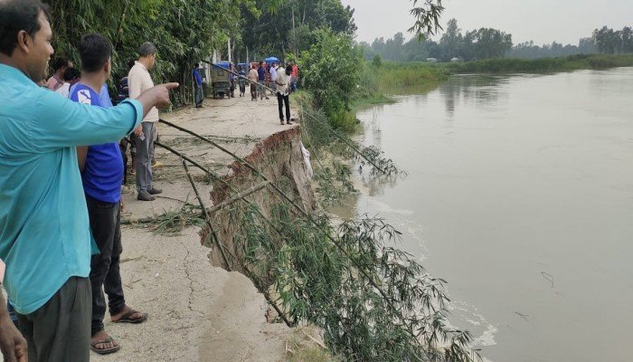 টাঙ্গাইলে সড়ক ভেঙে যোগাযোগ বিচ্ছিন্ন, দুর্ভোগে স্থানীয়রা