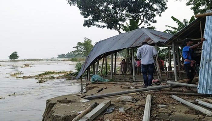 বগুড়ায় মুহূর্তেই যমুনায় বিলীন শতাধিক বাড়ি