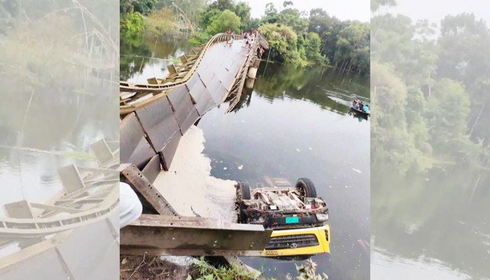 টাঙ্গাইলে ব্রিজ ভেঙে ট্রাক পানিতে