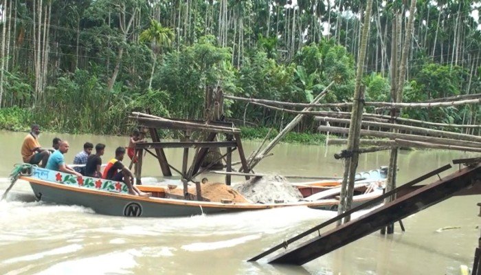 এক ব্রিজের অভাবে ১০ গ্রামের ভোগান্তি