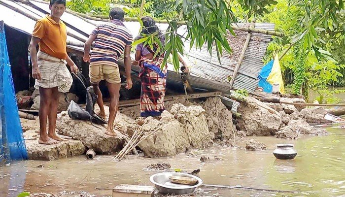 বন্যায় ভেসে গেছে পুকুরের মাছ, ডুবেছে ফসলের ক্ষেত