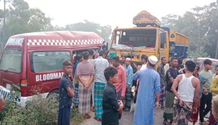 ব্রাহ্মণবাড়িয়ায় ট্রাকচাপায় অ্যাম্বুলেন্স-চালক নিহত