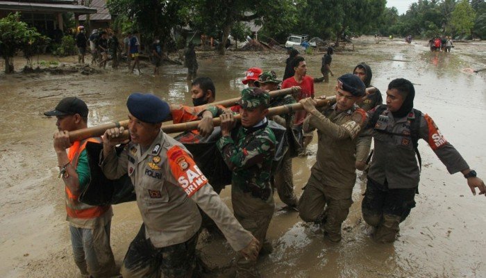 ইন্দোনেশিয়ায় বন্যা-ভূমিধসে নিখোঁজ ১০