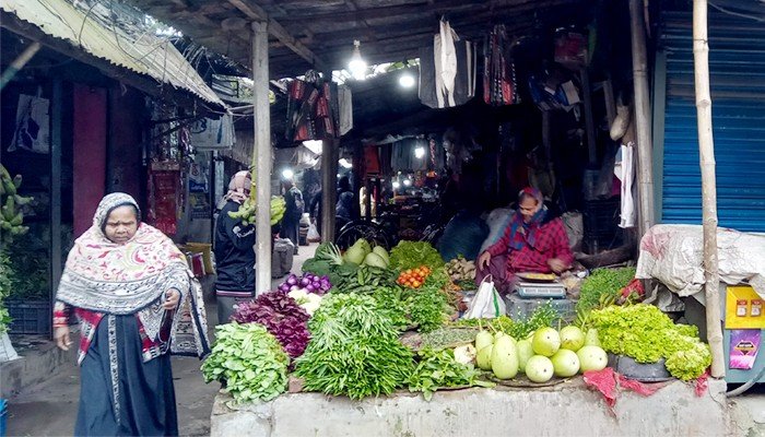 শীতে কাঁপছে হিলি, দুশ্চিন্তায় ব্যবসায়ীরা