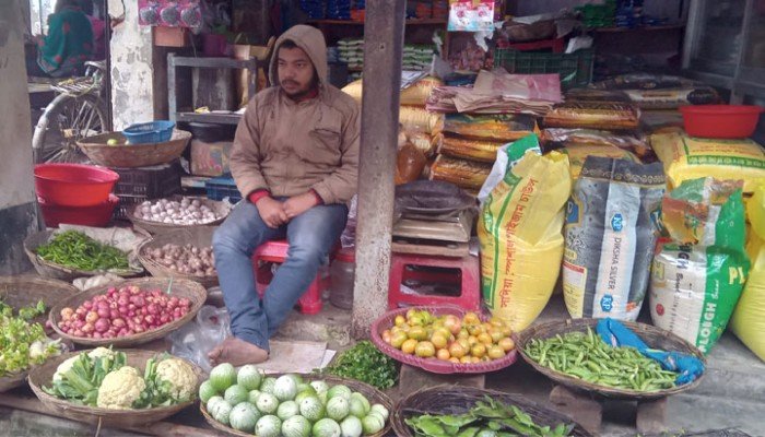 হিলিতে বেড়েছে সবজির দাম, কেজিতে ১০ টাকা