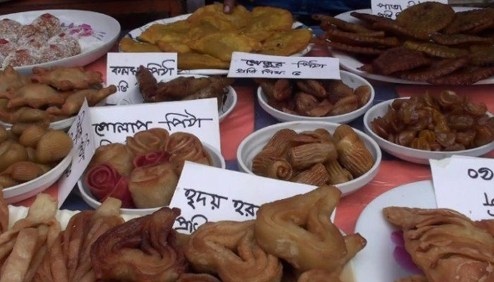 হিলিতে চলছে ২ দিনব্যাপী গ্রামীণ পিঠা উৎসব