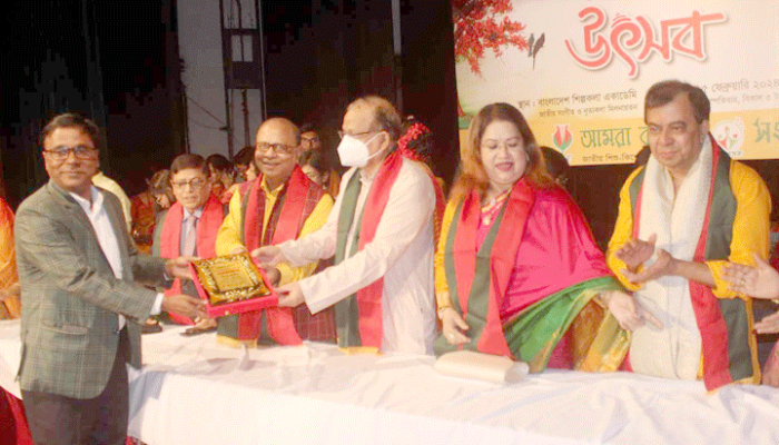 ‘আমরা কুঁড়ি সাহিত্য পুরস্কার’ পেলেন উদয় হাকিম