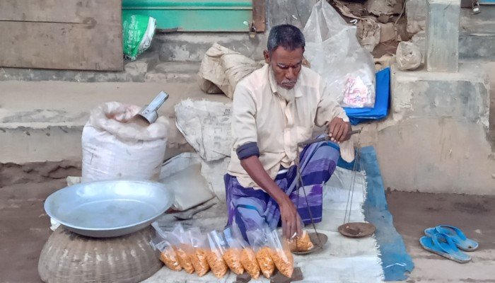 হাতে তৈরি চানাচুরে চলে আলিমুদ্দিনের সংসার