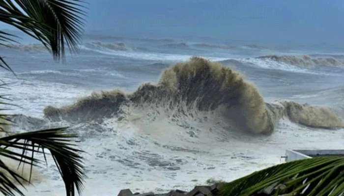 গভীর নিম্নচাপ কেন্দ্রের নিকটবর্তী এলাকায় সাগর উত্তাল