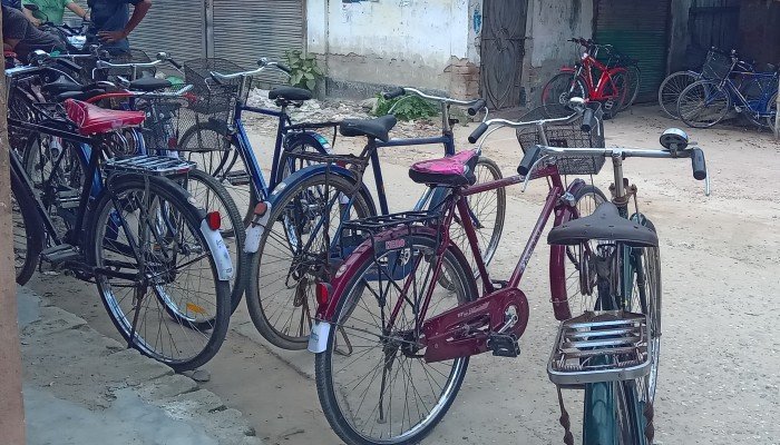 যে হাটে চলে পুরনো বাইসাইকেল কেনাবেচা