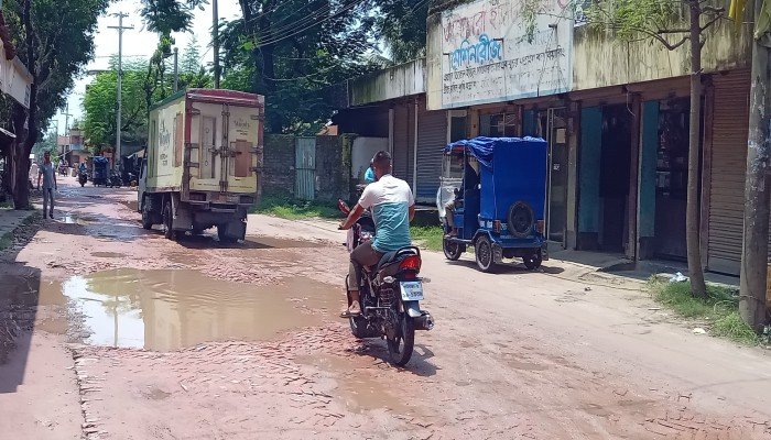 বৃষ্টিতে হিলিবন্দরে রাস্তায় কাদা-পানিতে একাকার