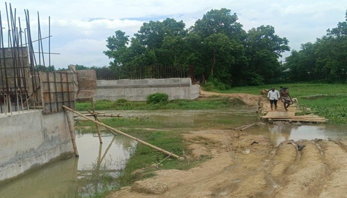 ৩ বছরেও শেষ হলো না যে সেতুর কাজ