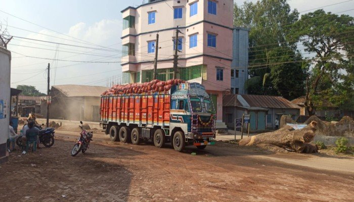 হিলি স্থলবন্দর দিয়ে আমদানি-রপ্তানি শুরু