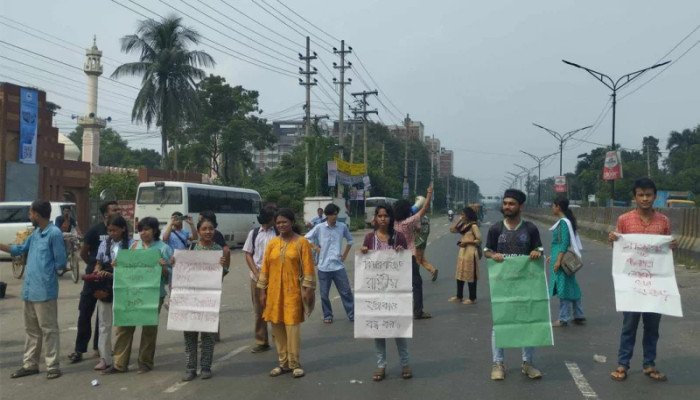 গুলিতে শ্রমিক নিহত: জাবি শিক্ষার্থীদের ঢাকা-আরিচা মহাসড়ক অবরোধ