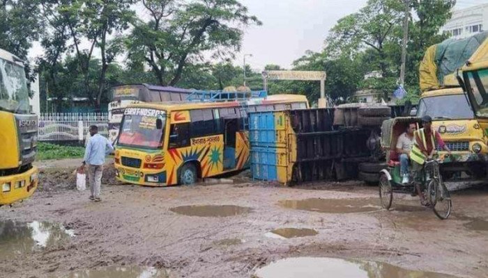 ফোর লেন সড়কে ফোর লেন মরণফাঁদ