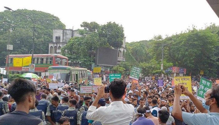 আউটসোর্সিং কর্মীদের শাহবাগ অবরোধ, যান চলাচল বন্ধ