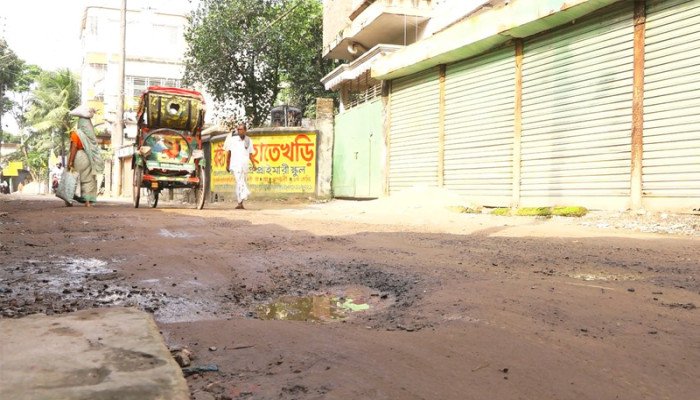 টাঙ্গাইল পৌরসভার সড়কগুলোর সংস্কার হবে কবে