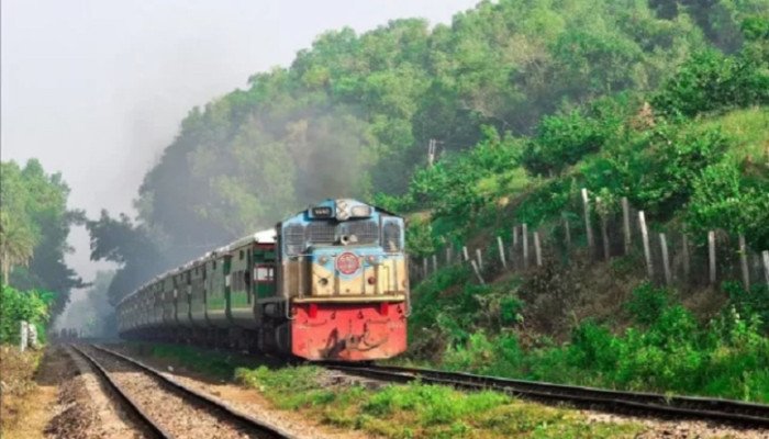 ট্রেনের টিকিটেই বাসে যেতে পারবেন যাত্রীরা