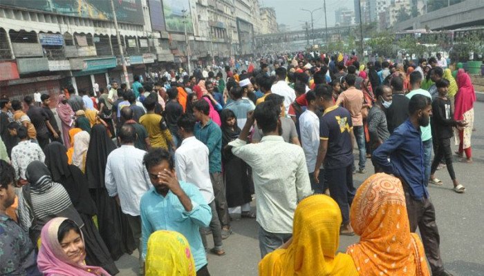 ৭ ঘণ্টা পর বনানীর সড়ক ছাড়লেন পোশাকশ্রমিকরা